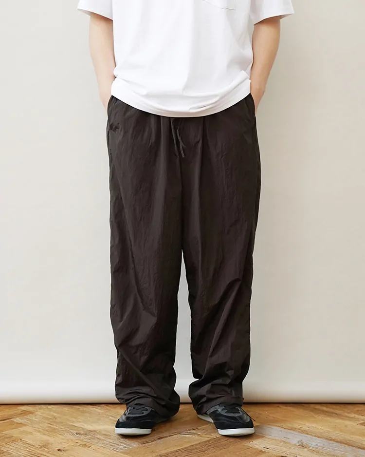 ATON (MEN) / HAND DYE NYLON OVER PANTS / BROWN